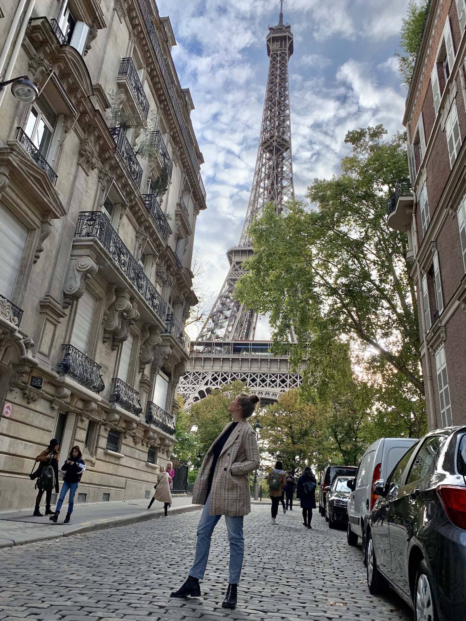 Eiffelturm von der Rue de l´Universite aus, typische Seitenstraße in Paris