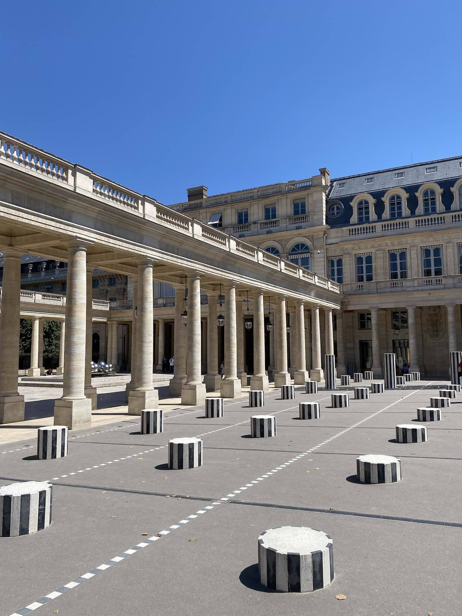 Innenhof des Palais Royal, Paris mit den berühmten schwarz weiss Säulen des Künstlers Daniel Buren 