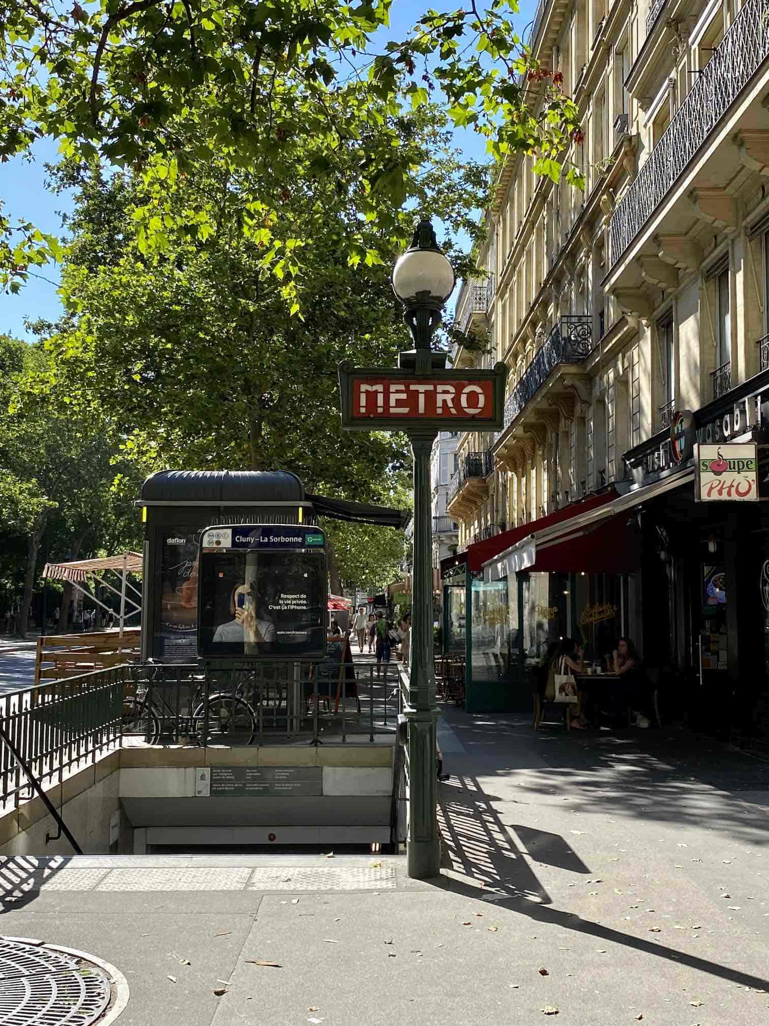 Metro Station in Paris, St. Germain, mit typischer französischer Häuserfassade und Architektur