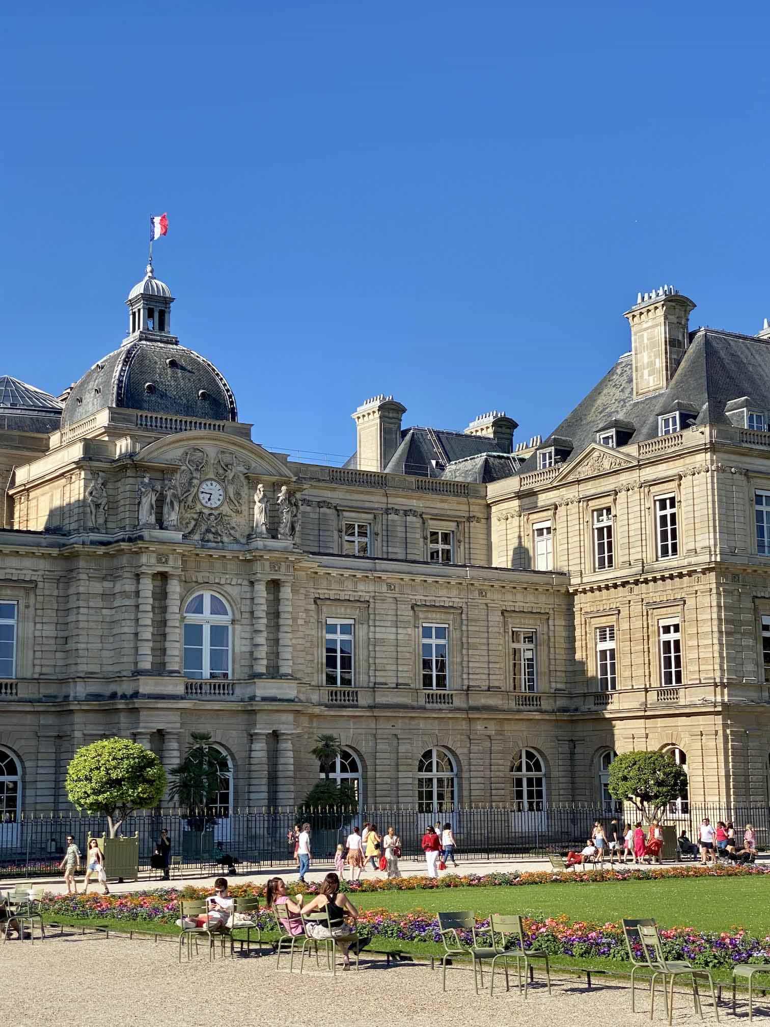Jardin du Luxembourg, Paris, parks in Paris, Blick auf Stadtpalast und Menschen, die auf den Sitzgelegenheiten das Wetter genießen