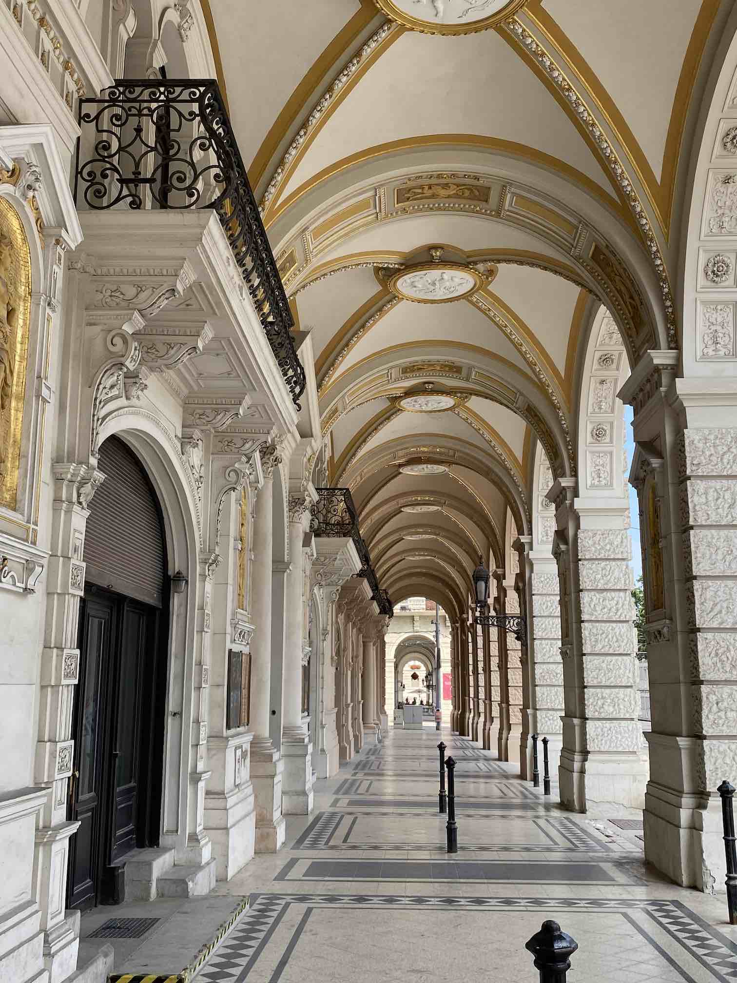 Sehenswürdigkeit Wiener Innenstadt, Straßenzug nahe Parlamentsgebäude, historische Architektur, Säulengang