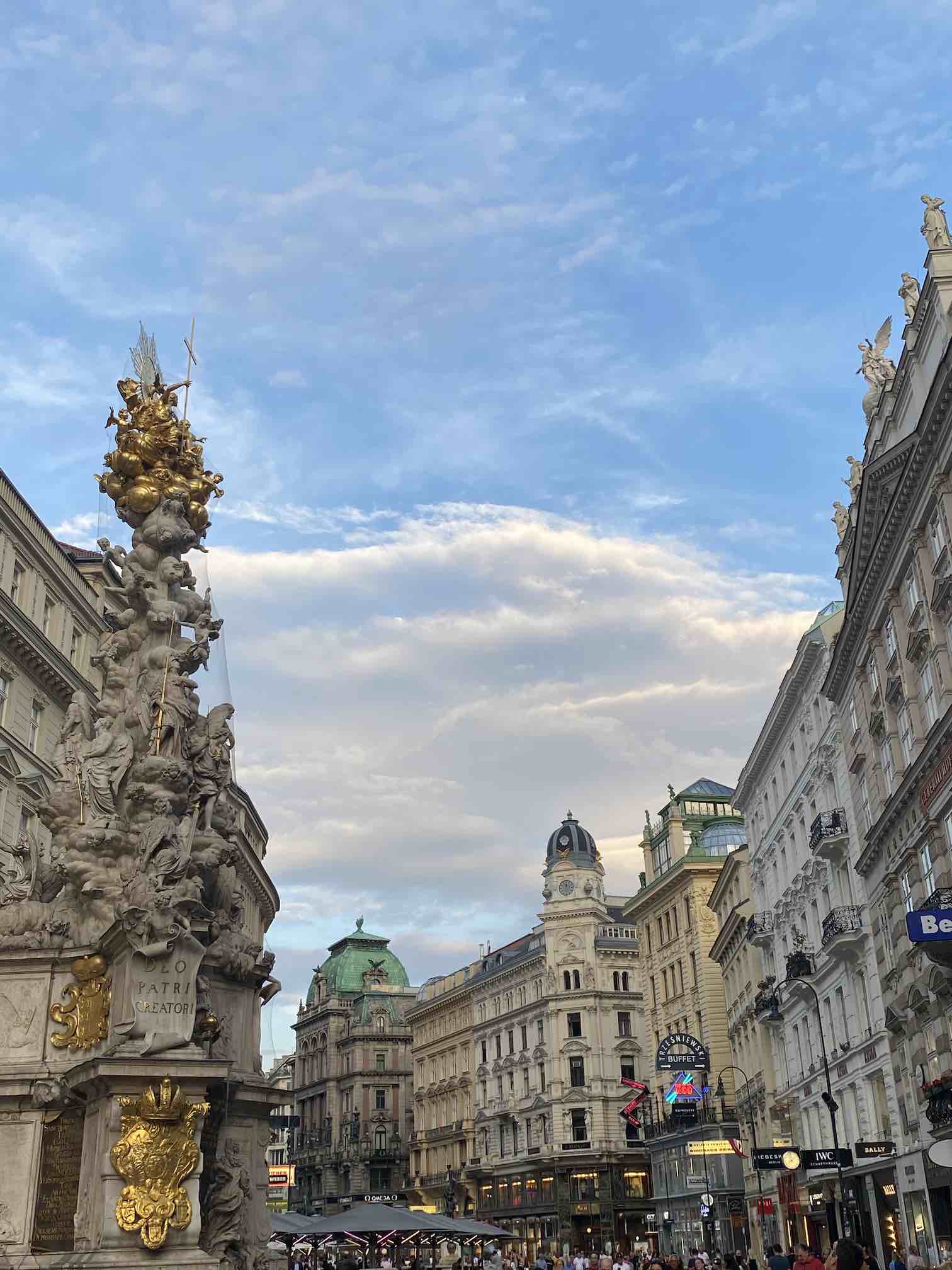 Sehenswürdigkeit Wiener Innenstadt, Graben, Einkaufsmeile mit Geschäften und historisches Fassade, Pestdenkmal im Vordergrund