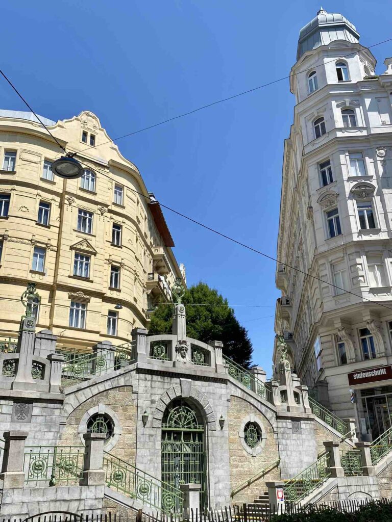 historische Architektur der Wiener Innenstadt, des 1. Bezirkes, mit Häuserfassade und Treppenaufgang, Stiege