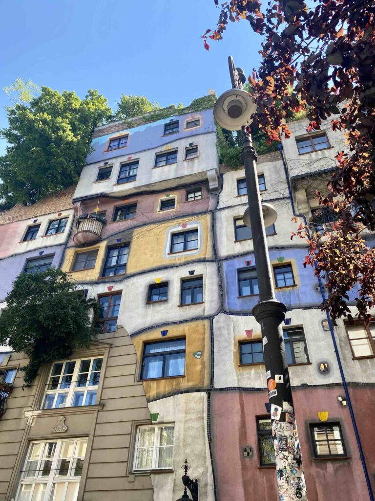Sehenswürdigkeit Hundertwasser Haus Wien, bunte Hausfassade des berühmten Architekten