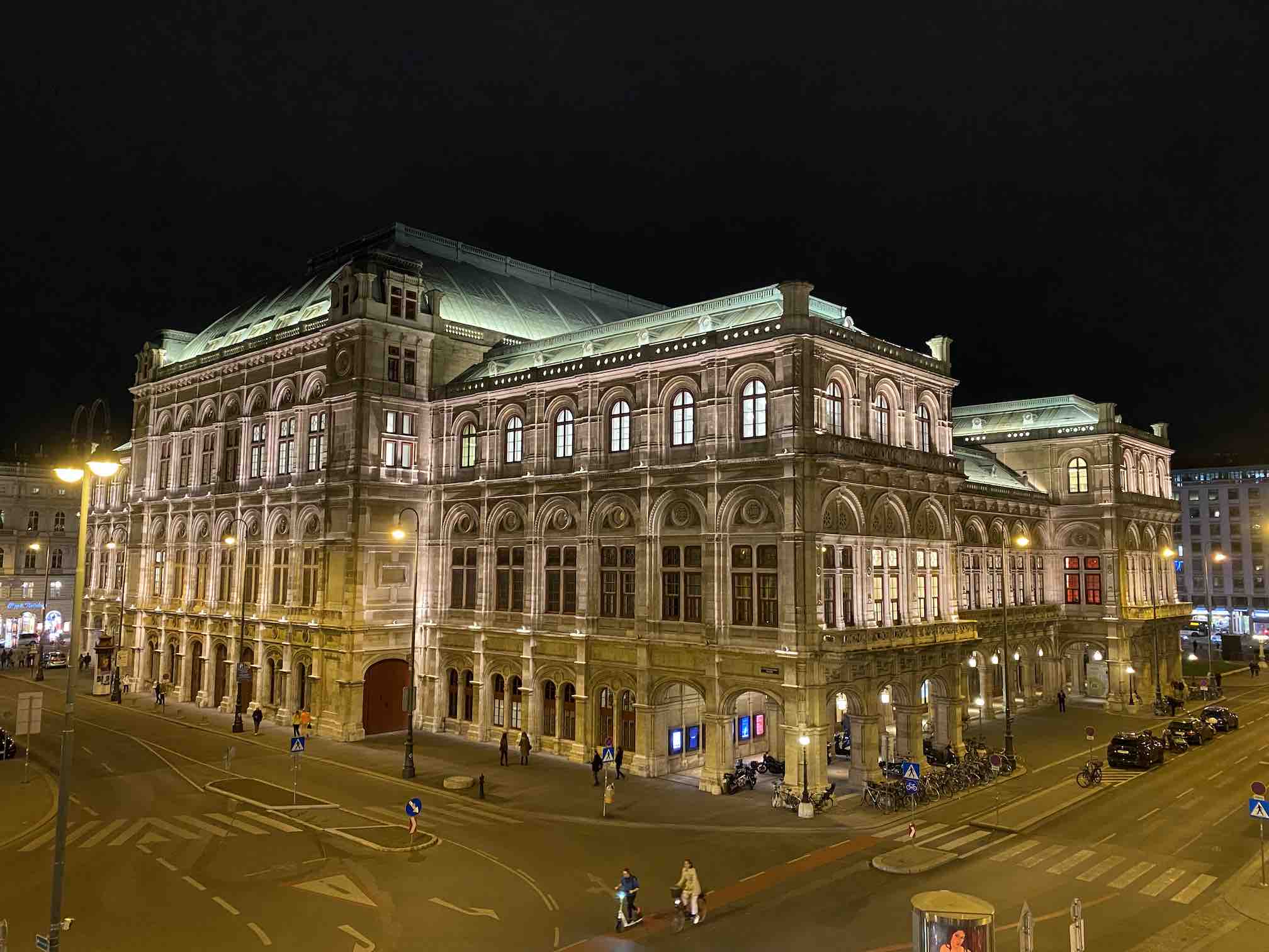 Sehenswürdigkeit Opernhaus Wien, bei Nacht und beleuchtet, historische Architektur, von der Terrasse der Albertina