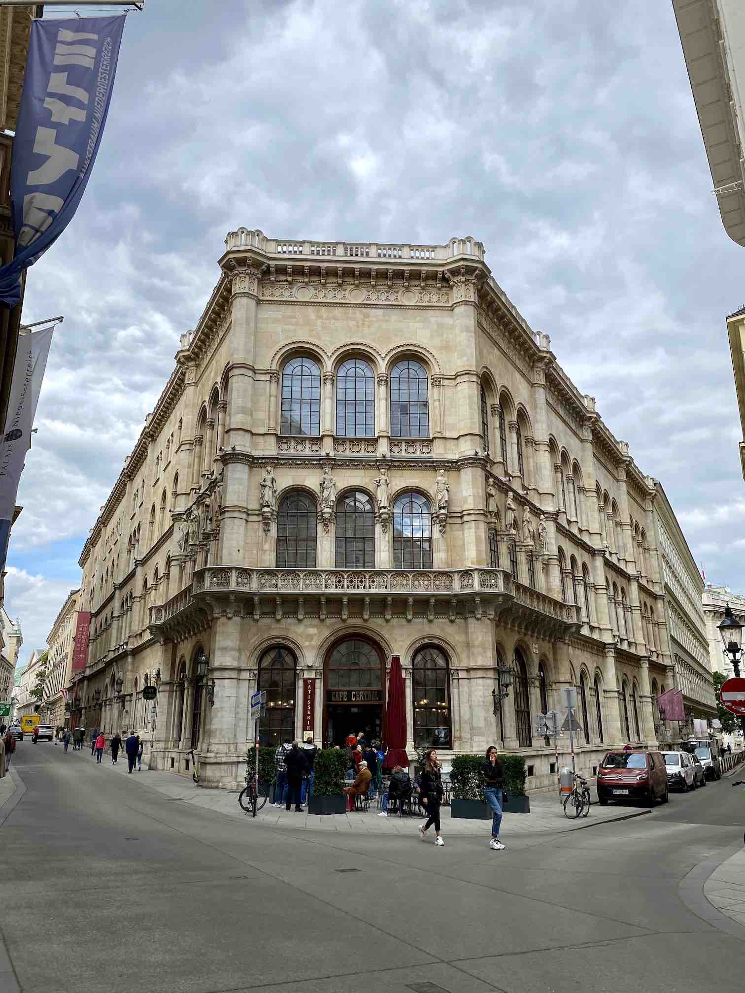 Wiener Kaffeehaus Cafe Central, Außenansicht, historisches Fassade