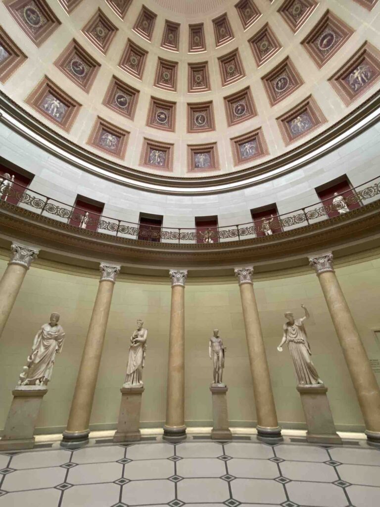 Berlin, Altes Museum, Blick auf Eingangsbereich mit Kuppelsaal