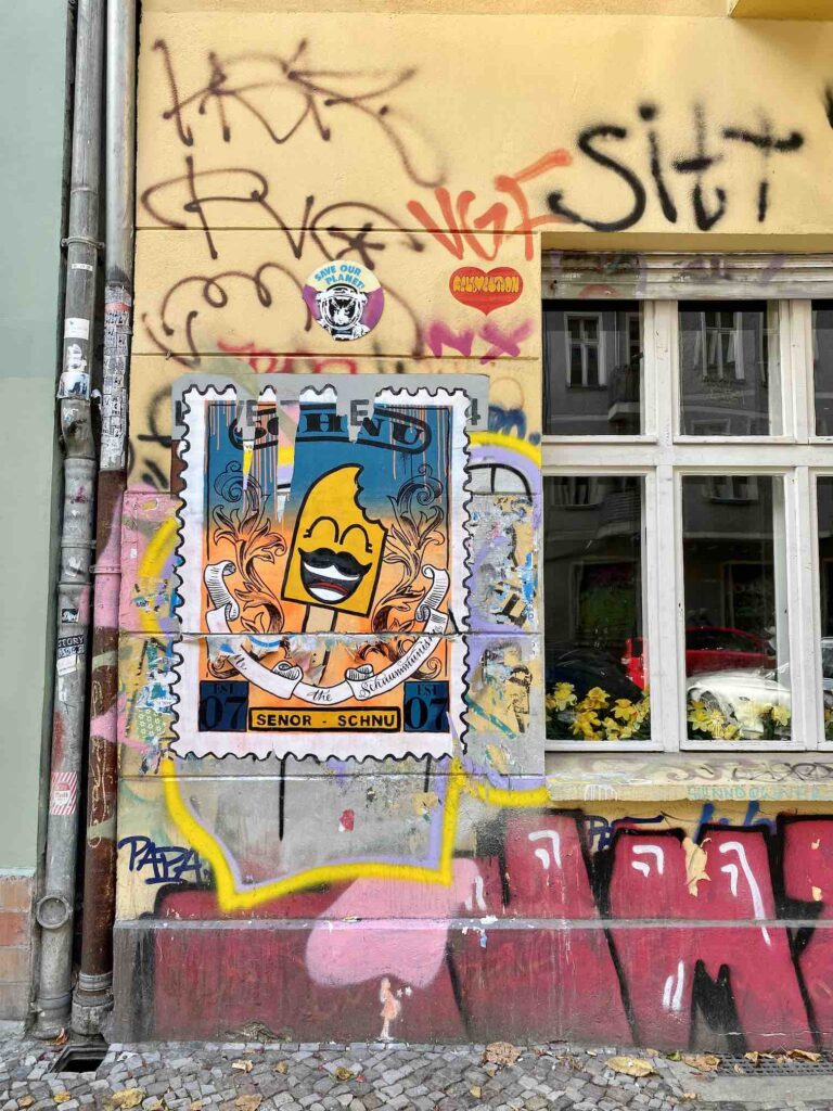 Berlin, Hauswand mit Graffiti Art in Friedrichshain