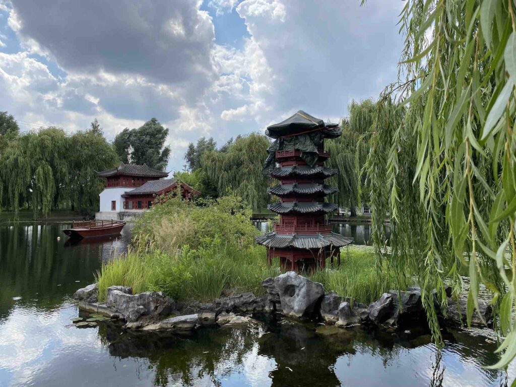 Berlin, Gärten der Welt, Blick auf Chinesischer Garten mit See, Boot und Haus
