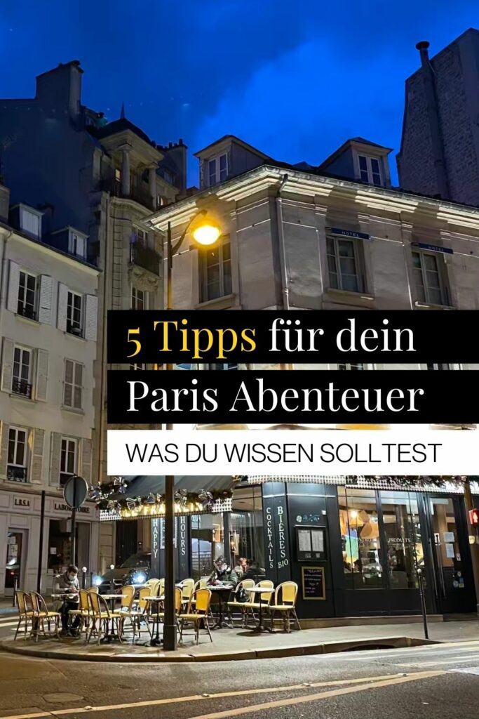 Coverbild Blogartikel Paris, typisches französisches Cafe am Abend, Pariser Straßenbild