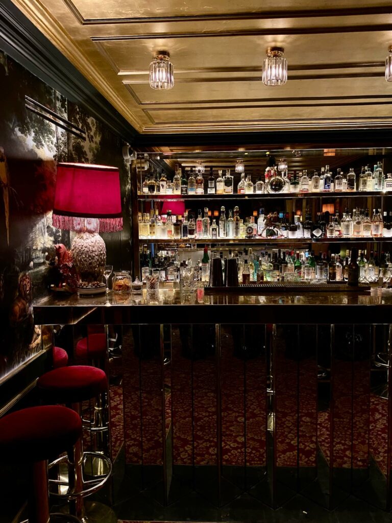 Bar in Paris, Bartresen, Alkohol, 20er Jahre Interieur