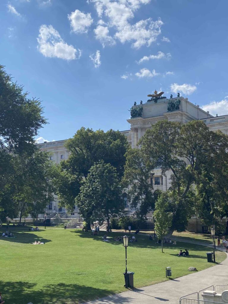 Blick auf den Burggarten und Teile der Hofburg im Sommer