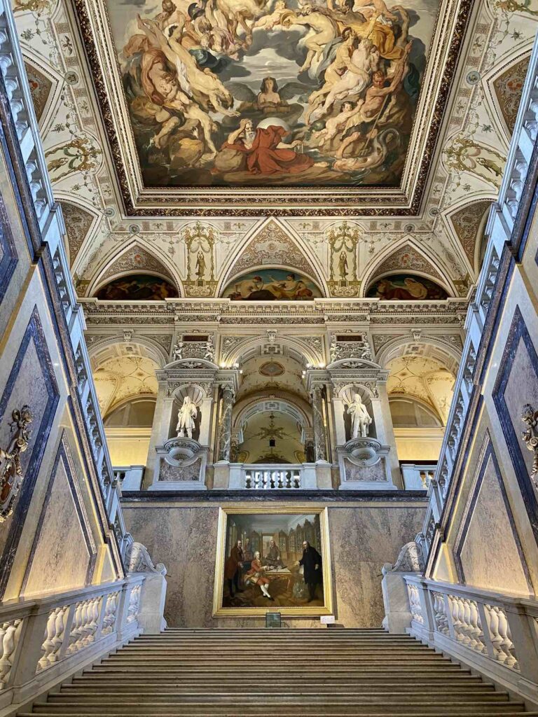Naturhistorisches Museum Wien, Blick auf den Eingangsbereich mit spektakulärer Innenarchitektur, Fresken und Wandmalereien