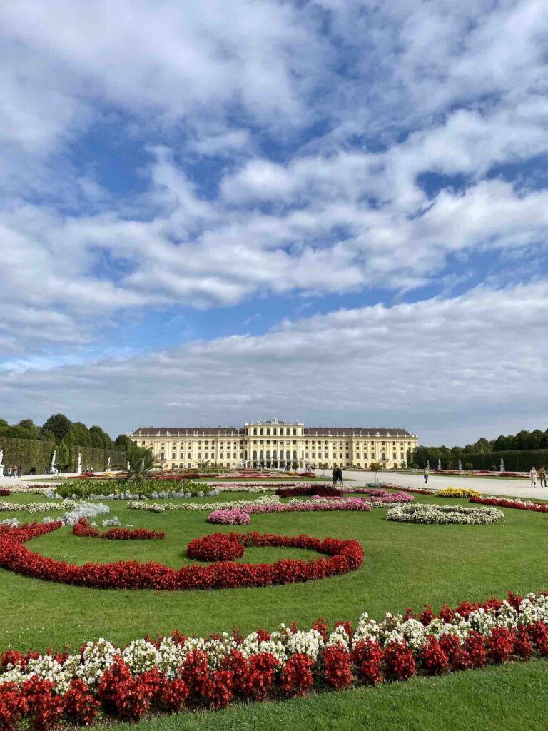 Schloss Schönbrunn, Blick auf den Schlosspark im Sommer