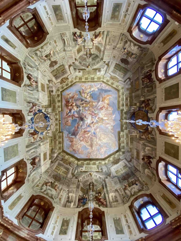 aufwendige und prunkvolle Deckenmalereien im Schloss Belvedere Wien