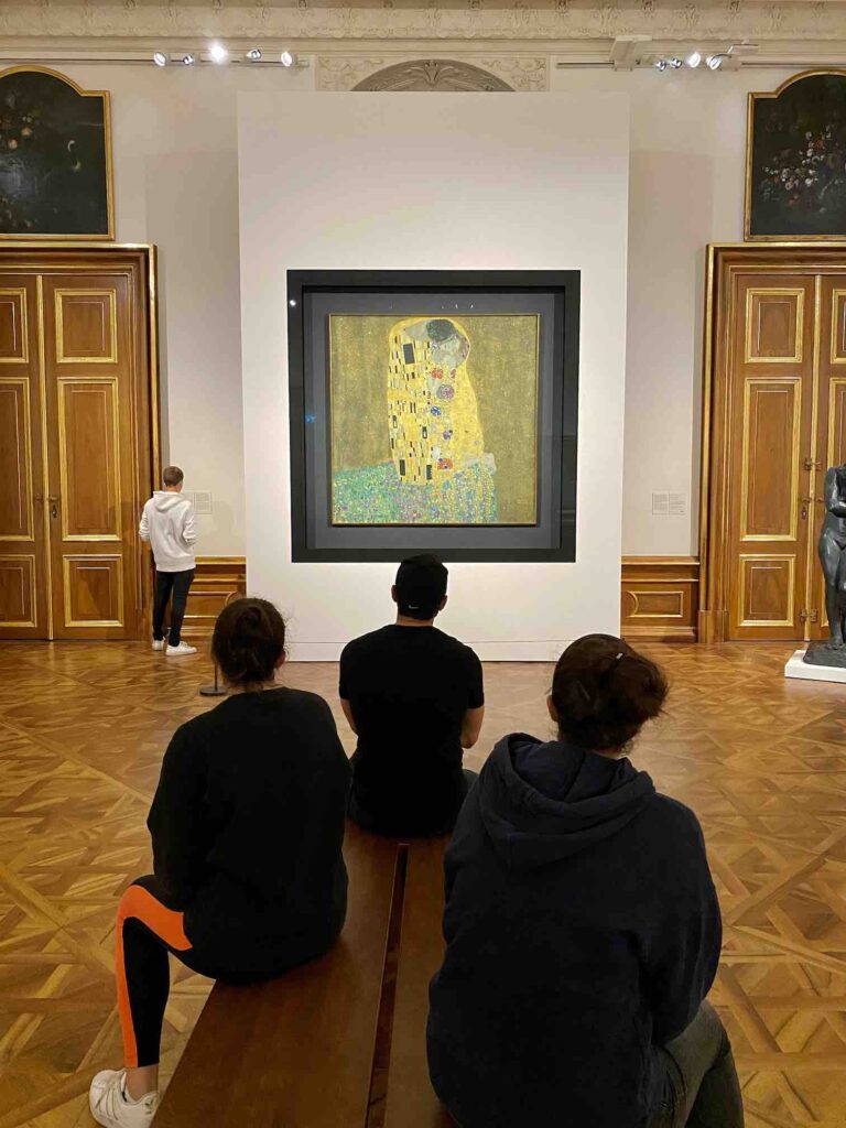 Ausstellung Gustav Klimt im Schloss Belvedere Wien, Blick auf das Kunstwerk "der Kuss"