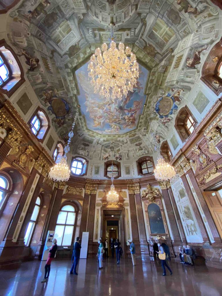 Haupthalle Schloss Belvedere mit Deckenmalereien und Fresken