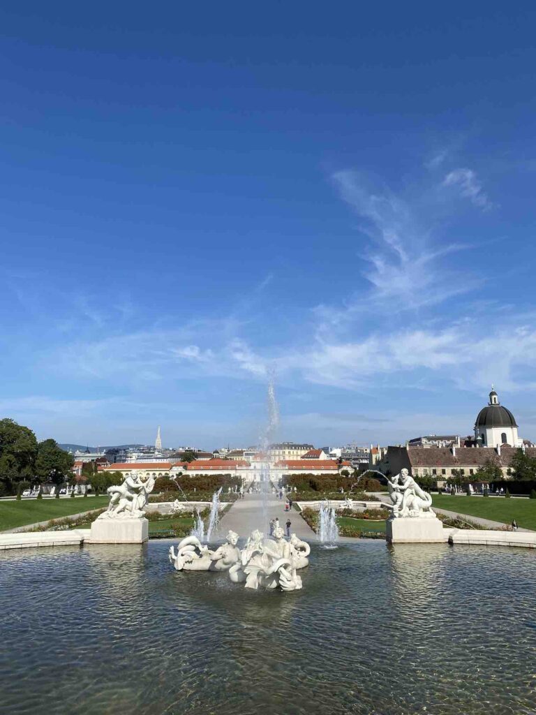 Schlosspark mit Blick auf das untere Belvedere und die Promenade