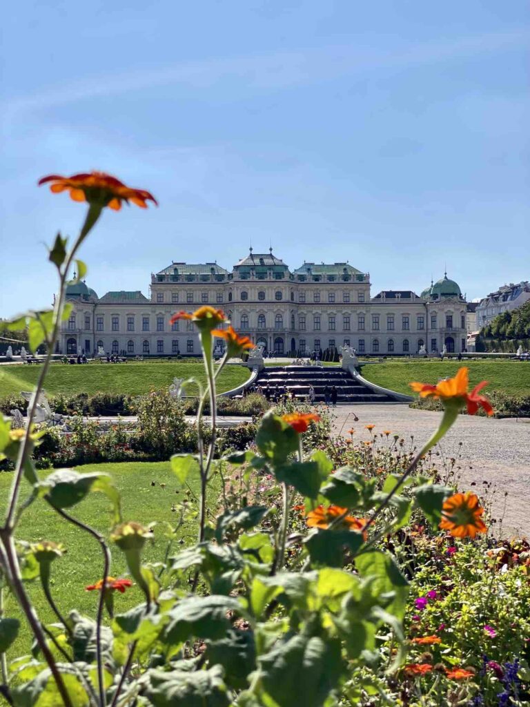 Schlosspark mit Blick auf Schloss Belvedere im Sommer